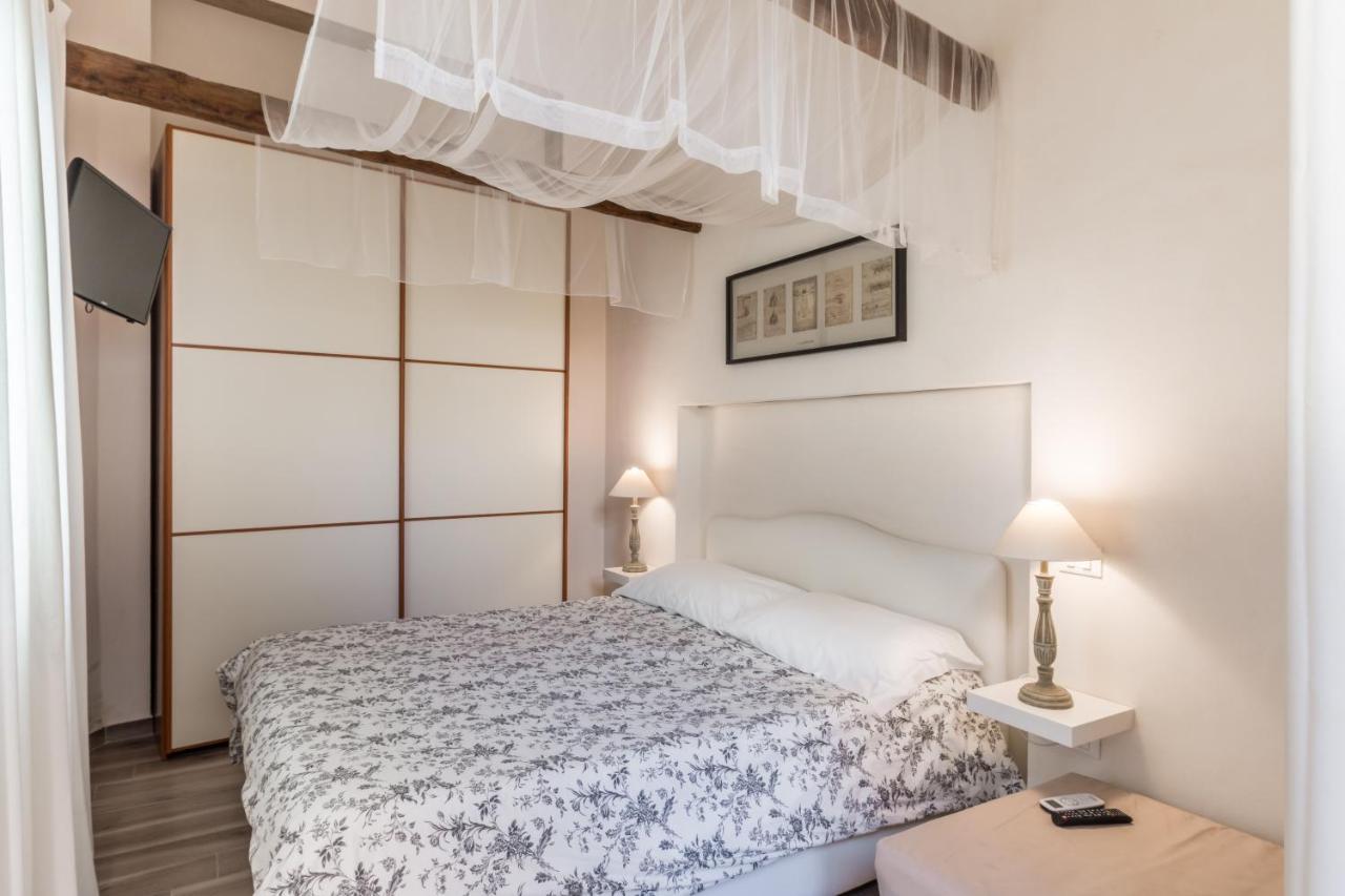 The Bell Apartment Комизо Екстериор снимка
